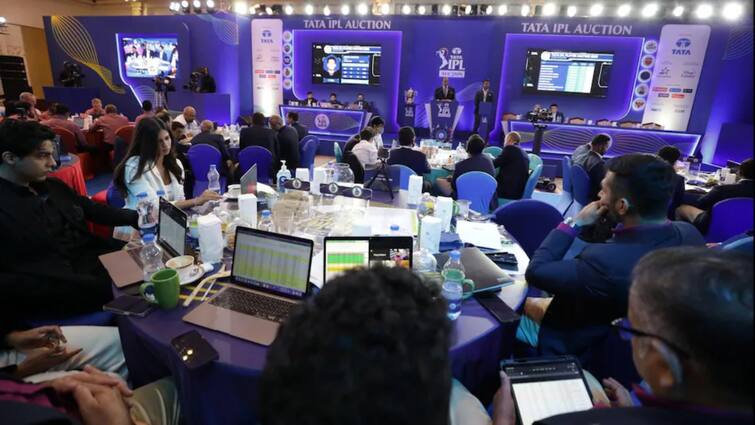टीम इंडिया के 5 स्टार खिलाड़ियों ने अपना बेस प्राइस इतने करोड़ रखा कि इस लिस्ट में ऋषभ पंत भी शामिल हैं.