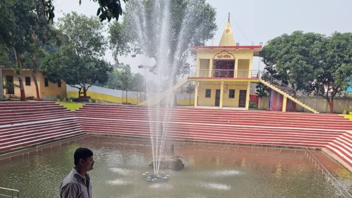 छठ को लेकर राजधानी के घाटों पर इस बार विशेष सफाई देखने को मिली रही है. कई घाटों पर फव्वारे भी लगाए गए हैं जो काफी आकर्षक लगे रहे हैं.
