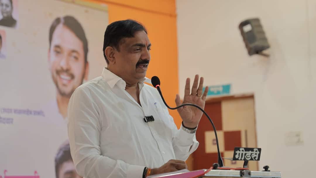 Bring Maha Vikas Aghadi into Power then decide CM Sharad Pawar camp leader Jayant Patil speech in Sangli Palus Kadegaon Jayant Patil: भांडायला भरपूर आयुष्य आहे, आता सत्ता आली नाही तर कुत्रं पण विचारणार नाही; जयंत पाटलांचं महत्त्वाचं वक्तव्य