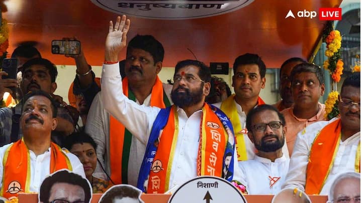 महाराष्ट्र में विधानसभा चुनाव का माहौल गर्माता जा रहा है. एक के बाद एक चौकाने वाले खुलासे सामने आ रहे हैं. महाराष्ट्र की मानखुर्द शिवाजी नगर सीट इस बार राजनीति की हॉट सीट बन चुकी है. इस सीट पर उम्मीदवार उतारने को लेकर गठबंधनों में दरारें देखने को मिल रही हैं.