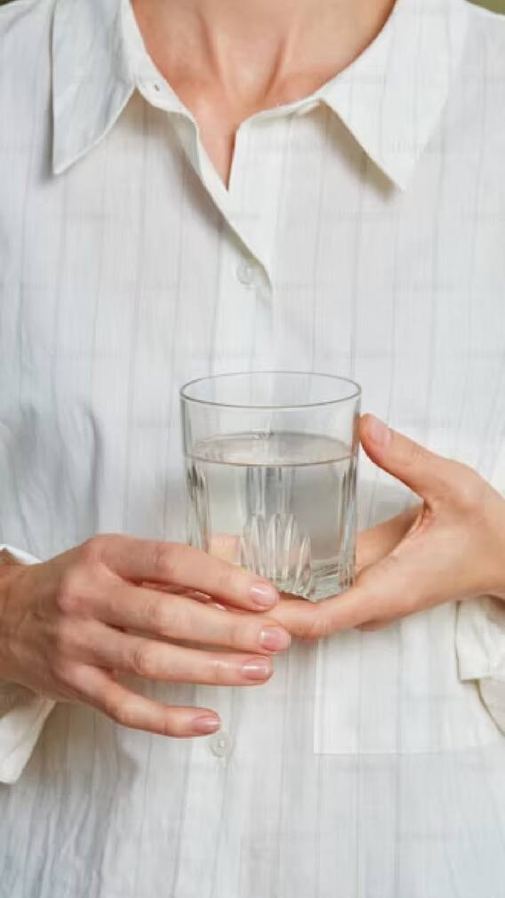 गोड पदार्थ खाल्ल्यानंतर किती वेळाने पाणी प्यावे? जाणून घ्या!