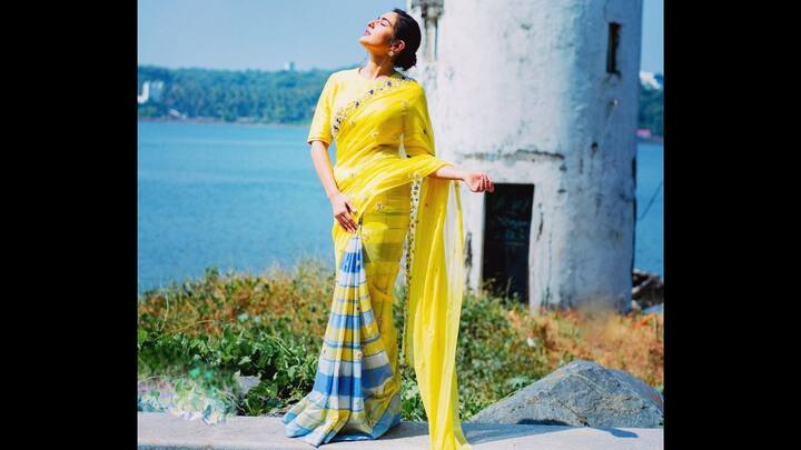 4. Sara Ali Khan: The pale yellow saree with blue accents represents joy and brightness and is perfect for celebrating Chhath by the river. Floral embroidery and sunny hues reflect happiness, while traditional drapes add elegance. (Image Source: Instagram/@saraalikhan95)