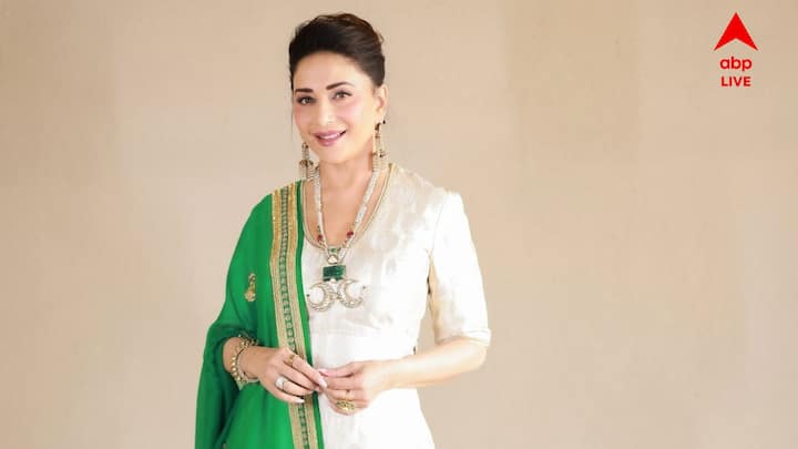 মাধুরীর স্ন্যাক্সে থাকে কাটা ফল ও সবজি, প্রোটিন বার, ড্রাই ফুডস ও স্মুদি, বাদাম।