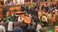 जम्मू-कश्मीर विधानसभा में आर्टिकल 370 को लेकर हंगामा, BJP के तीन विधायक घायल, देखें तस्वीरें