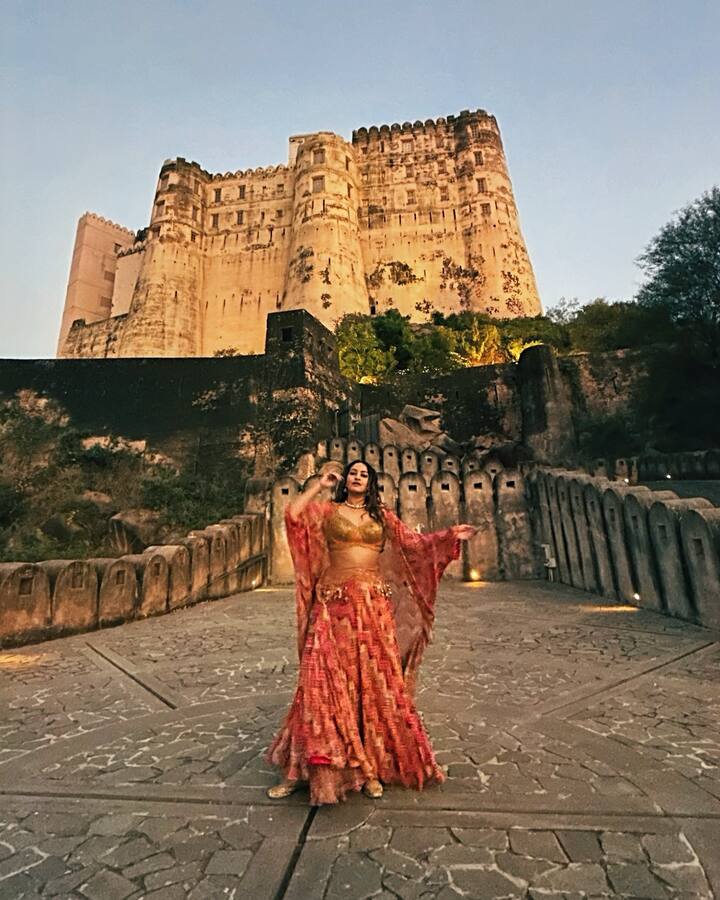 Sonakshi opted for a striking lehenga set from the celebrated designers Rimple & Harpreet.