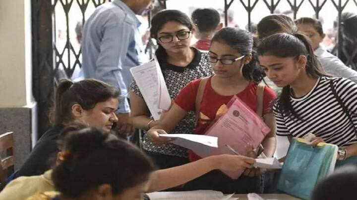 इन दस्तावेजों में जो सबसे ज्यादा इस्तेमाल किए जाने वाला दस्तावेज है वह है आधार कार्ड. स्कूल कॉलेज में एडमिशन लेने से लेकर तक सरकारी योजनाओं के लाभ लेने तक में आपको आधार कार्ड की जरूरत पड़ जाती है.