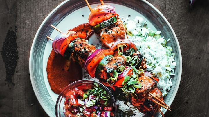 இரவில் தூங்காமல் பகலில் தூங்கி அதை சரிசெய்து விடலாம் என்று நினைக்க வேண்டாம்.உடலின் ஆரோக்கியத்தை சாப்பிடும் உணவில் உள்ள சத்து முடிவு செய்கிறது. அதற்காகவே நேரத்திற்கு சாப்பிட்டுவிடுவது நல்லது.