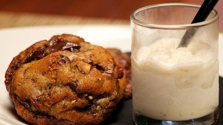 அதற்கு ஏற்றவாறு சாப்பிட வேண்டும். ஆயுர்வேத மருத்துவத்தின் அடிப்படையில், பால் வாழைப்பழம் இரண்டையும் ஒன்றாக சேர்த்து சாப்பிட கூடாது என்று பரிந்துரைக்கிறது. 