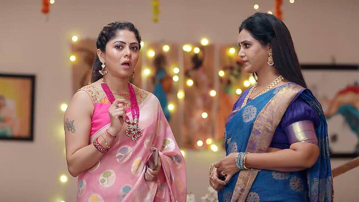 అప్పు-కళ్యాణ్ రావడం చూసి రుద్రాణి ఓర్వలేకపోతుంది..బయటకు మాత్రం ధాన్యలక్ష్మి వాళ్లని క్షమించేయవచ్చు కదా అంటూ మాట్లాడుతుంది. మీనోట మంచిమాటలు ఎలా సాధ్యం అంటూ స్వప్న ఎంట్రీ ఇస్తుంది. అప్పుడే వచ్చిన ప్రకాశం ఇంత ఆలస్యంగా వచ్చారేంటి అంటాడు