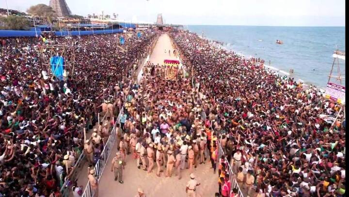 அதன்படி தனது தாயார் பார்வதியின் அறிவுரையின்படி சூரபத்மனை போரில் விழுத்தி தேவர்களை விடுவிக்க முருகப்பெருமாள் முடிவு செய்தார். தனது சேனைத்தலைவரான வீரபாகுவை சூரபத்மனிடம் தூது அனுப்பி அவனைத் திருந்தும்படி எச்சரித்தார். ஆனால், சூரபத்மன், பாலகன் முருகனா எனக்கு எதிரி! யார் வந்தாலும் தேவர்களை விடுவிக்க போவதில்லை போரை சந்திக்க தயார் என சூரபதமன் சூலுரைத்தார்.