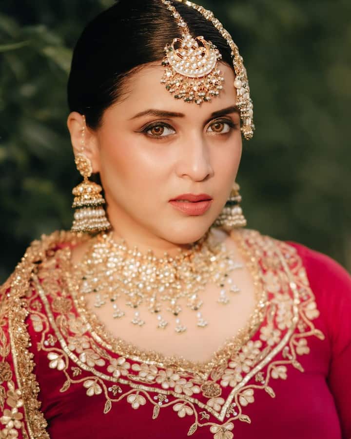 Mannara's bold makeup look with a day look suited her overall bridal affair.