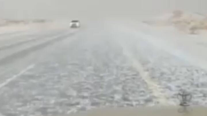 এর আগে, চলতি বছরের শুরুতে, ফেব্রুয়ারি মাসে আল-জওফের পাহাড়ি অঞ্চলে তুষারপাত ঘটে। তুষারপাতের সাক্ষী হয় উত্তর-পশ্চিমের তাবুক শহরও। মরুভূমিতে তুষারপাত এই প্রথম সেখানে।