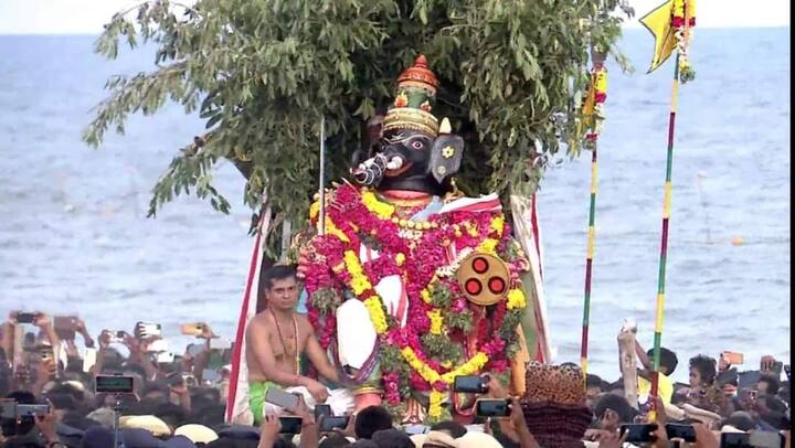 சூரபத்மன் கிடைத்த வரத்தை வைத்து மக்களுக்கு நல்லது செய்யாமல், தேவர்களை அடிமைப்படுத்தி நடத்தி வந்தான்.இந்திரன் முதல் அனைத்து தேவர்களையும் சிறை பிடித்து சூரபத்மன் வெற்றி கொண்டான். வேறு வழி இல்லாமல் அனைத்து தேவர்களும் சிவபெருமானிடம் சென்று தங்களை காத்தருளுமாறு வேண்டினர். 