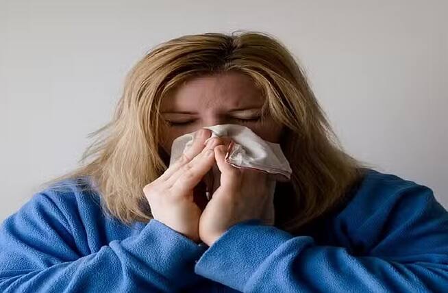 શિયાળાની શરૂઆત થઇ ગઇ છે. ધીમે ધીમે ઠંડીમાં વધારો નોંધાઇ રહ્યો છે. પરંતુ આ ફેરફાર માનવ શરીર પર મોટી અસર કરે છે અને લોકો બીમારીની ઝપેટમાં આવી જાય છે. આ બદલાતી સીઝનમાં મોટી સંખ્યામાં લોકો શરદી અને ઉધરસનો શિકાર બને છે. સામાન્ય રીતે શરદી અને ઉધરસ લગભગ 7 થી 10 દિવસ સુધી રહે છે. આ સમસ્યાથી છૂટકારો મેળવવા માટે લોકો ઘરેલું ઉપચાર અને દવાઓનો ઉપયોગ કરે છે.