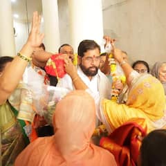 लाडक्या बहिणींना आता पैसेच पैसे, नेमकं कोणत्या पक्षाने काय आश्वासन दिलं?