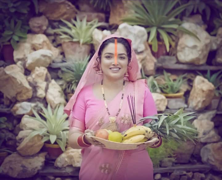 अक्षरा ने मां के साथ की ट्विनिंग, तो सोलह श्रृंगार कर रानी ने की छठी मैया की पूजा 5 आम्रपाली दुबे – एक्ट्रेस आम्रपाली दुबे ने भी छठ पूजा की बधाई देने के लिए फैंस के साथ अपनी एक तस्वीर शेयर की. जिसमें वो मांग में सिंदूर भरे पिंक कलर की साड़ी में दिखाई दी.