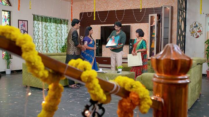 తల్లిదండ్రులకోసం కొన్న కొత్తబట్టలు తీసుకొచ్చి ఇస్తాడు కళ్యాణ్. అప్పుని రమ్మంటే రాను అంటుంది...దూరంగా ఉంటే ఇంకా దూరం అవుతావ్ పద అని తీసుకెళ్తాడు.  ఇంత అదృష్టం ఎవరకీ దక్కదు అని అపర్ణ అంటుంది.