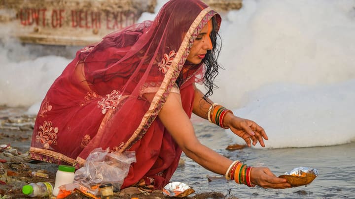 জাতীয় পরিবেশ আদালতের নির্দেশে, ছট পুজো নিষিদ্ধ এই দুই জলাশয়ে দূষণ রুখতে তৎপর KMDA। আজ সূর্যদেবের উপাসনায় গঙ্গার ঘাটগুলিতে সকাল থেকেই ভিড়।