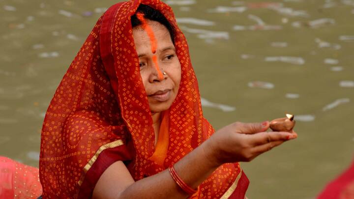 জাতীয় পরিবেশ আদালতের নির্দেশে বরাবরের মতই কলকাতার রবীন্দ্র সরোবর এবং সুভাষ সরোবরে ছটপুজোয় নিষেধাজ্ঞা জারি করা হয়েছে।