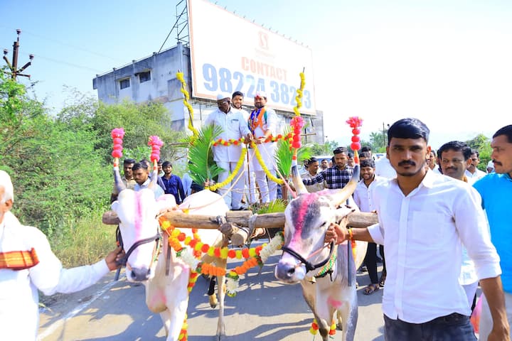मावळ मतदारसंघ हा ग्रामीण मतदारसंघ आहे त्यामुळे शेतकरी वर्ग जास्त आहे.  शेतकऱ्यांचं मन जिंकण्याचा प्रयत्न करत आहे.