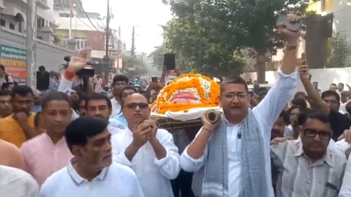 Mortal remains of folk singer late Sharda Sinha being carried for her last rites. Bihar Chief Minister Nitish Kumar had announced cremation with full state honours for Sinha, a recipient of Padma Shri and Padma Bhushan. (Photo: PTI)