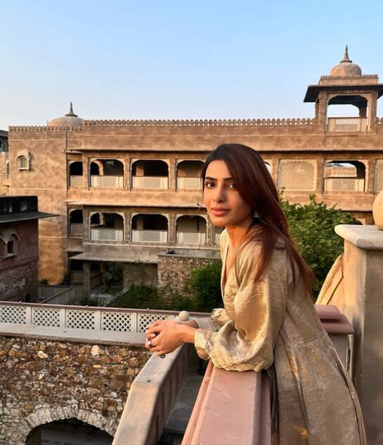 उन्होंने आगे बताया कि सामंथा के हेल्थ इश्यू उनके कमरे तक ही रहते थे क्योंकि लाइट, कैमरा एक्शन बोलते ही वे अपने किरदार में आ जाती थीं.