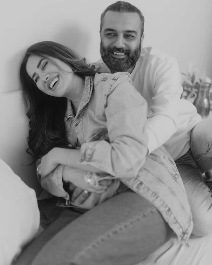 जैकेट के बटन खोल सोनाली ने बेबाकी से फ्लॉन्ट किया बेबी बंप, तस्वीरें वायरल 3 इन तस्वीरों में सोनाली सहगल अपने पति आशीष सजनानी के साथ रोमांटिक होती हुई नजर आ रही हैं.