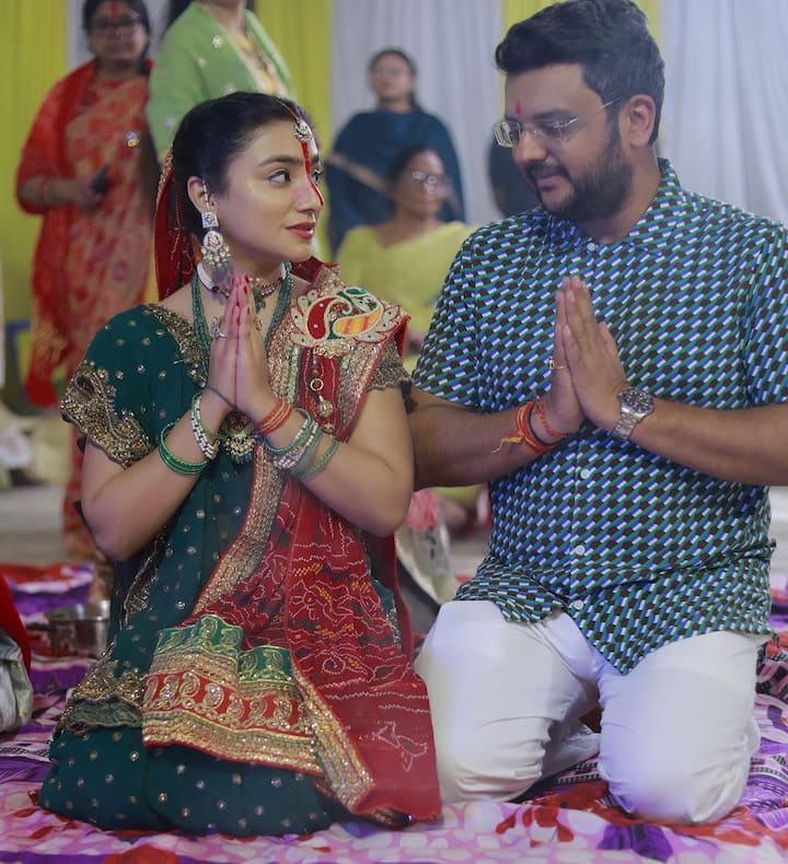 अक्षरा ने मां के साथ की ट्विनिंग, तो सोलह श्रृंगार कर रानी ने की छठी मैया की पूजा 7 नेहा मर्दा – इनके अलावा टीवी एक्ट्रेस नेहा मर्दा ने भी अपनी छठ पूजा की कई तस्वीरें फैंस के साथ शेयर की. जिसमें वो ग्रीन साड़ी पहनकर पति के साथ पूजा कर रही हैं.