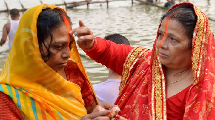 ঋকবেদের শ্লোকে সূর্য বন্দনার স্পষ্ট নিদর্শন রয়েছে। ভারতীয় সভ্যতার সঙ্গে গ্রীক, রোমান, মিশরীয় সভ্যতাতেও সূর্যই প্রধান দেবতা ছিলেন।