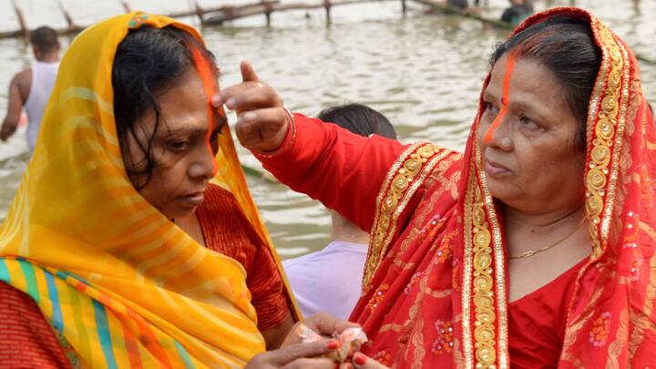 ঋকবেদের শ্লোকে সূর্য বন্দনার স্পষ্ট নিদর্শন রয়েছে। ভারতীয় সভ্যতার সঙ্গে গ্রীক, রোমান, মিশরীয় সভ্যতাতেও সূর্যই প্রধান দেবতা ছিলেন। 