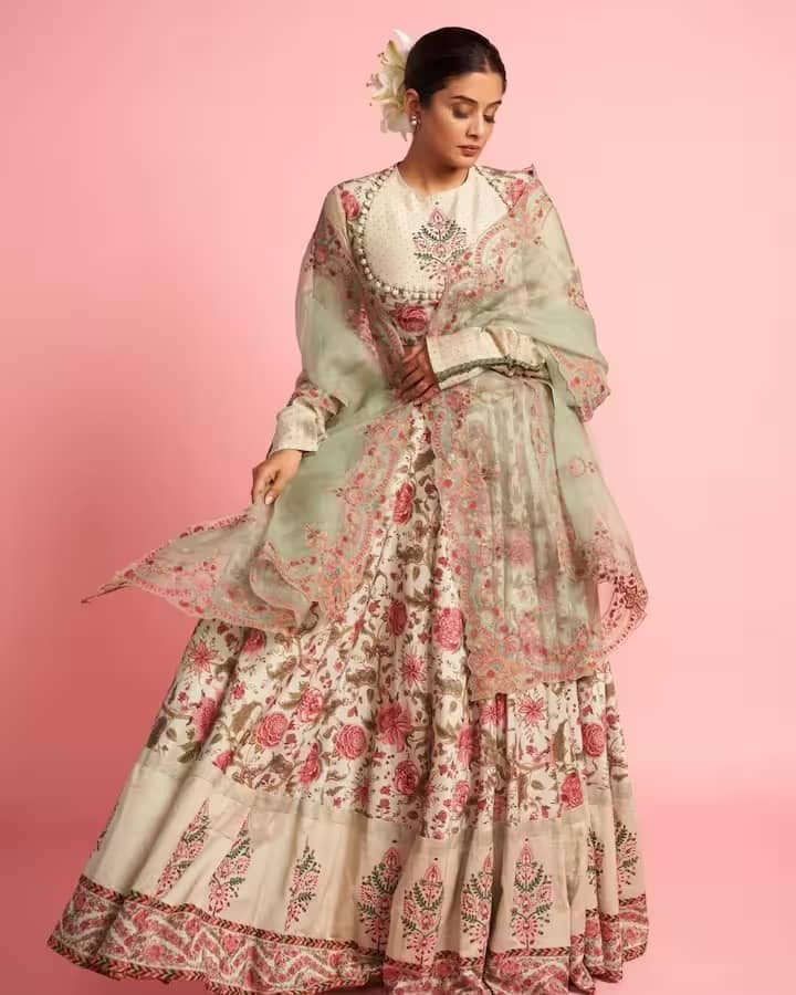 प्रियामणी म्हणाली की, अवॉर्ड फंक्शनमध्ये मी पहिल्यांदा विद्या बालनला स्टेजवर पाहिलं होतं. ती म्हणाली की, 