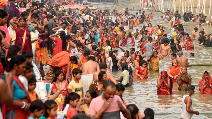 সূয ওঠার আগে পরিমাণ মতো জল খেয়ে নিতে পারেন। এসময় উপোস সেরে সন্ধ্যা বেলায় রুটি খাবেন। নুন ছাড়া ঘি খাবেন।