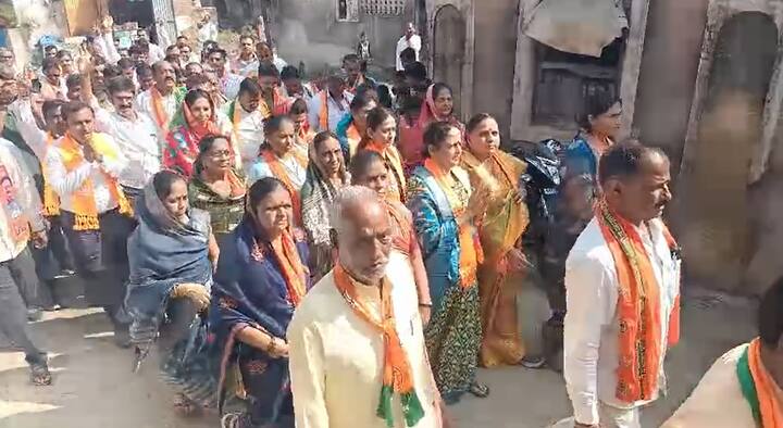 जळगावात भाजपचे मंत्री गिरीश महाजन यांचा जोरदार प्रचार सुरू आहे.