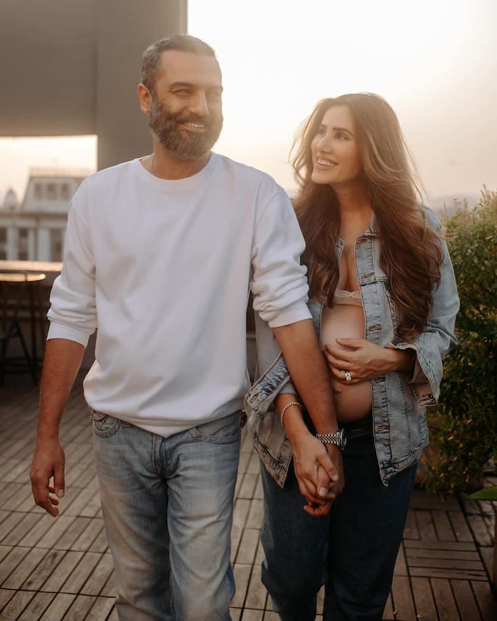 जैकेट के बटन खोल सोनाली ने बेबाकी से फ्लॉन्ट किया बेबी बंप, तस्वीरें वायरल 5 सोनाली फोटोज में जैकेट के बटन खोलकर अपना बेबी बंप फ्लॉन्ट कर रही हैं. वहीं एक्ट्रेस के फेस पर इस दौरान प्रेग्नेंसी ग्लो भी साफ नजर आया.