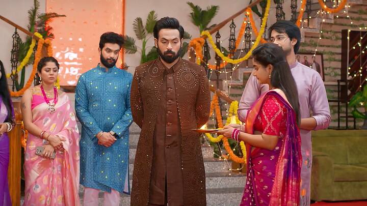 బ్రహ్మముడి నవంబరు08 ఎపిసోడ్ లో కావ్య చేతులమీదుగా ఉద్యోగులకు బోనస్ చెక్కులు అందిస్తుంది. అయితే CEO కూడా కంపెనీలో ఉద్యోగితో సమానమే కదా అంటూ దుగ్గిరాలవారి వారసుడిగా తన చేతుల మీదుగా కావ్యకు చెక్ అందిస్తాడు రాజ్..