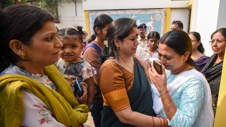 Family members mourn during the last rites of folk singer Sharda Sinha. (Photo: PTI)