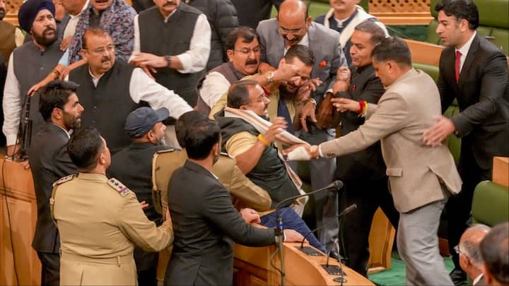 दरअसल  बीजेपी और नेशनल कॉन्फ्रेंस के विधायक वापस में भिड़ गए. दोनों पक्षों की ओर से धक्का-मुक्की की गई. इसके बाद मार्शल ने आर एस पठानिया और कई अन्य बीजेपी विधायकों को सदन से बार निकाले का आदेश दिया था.