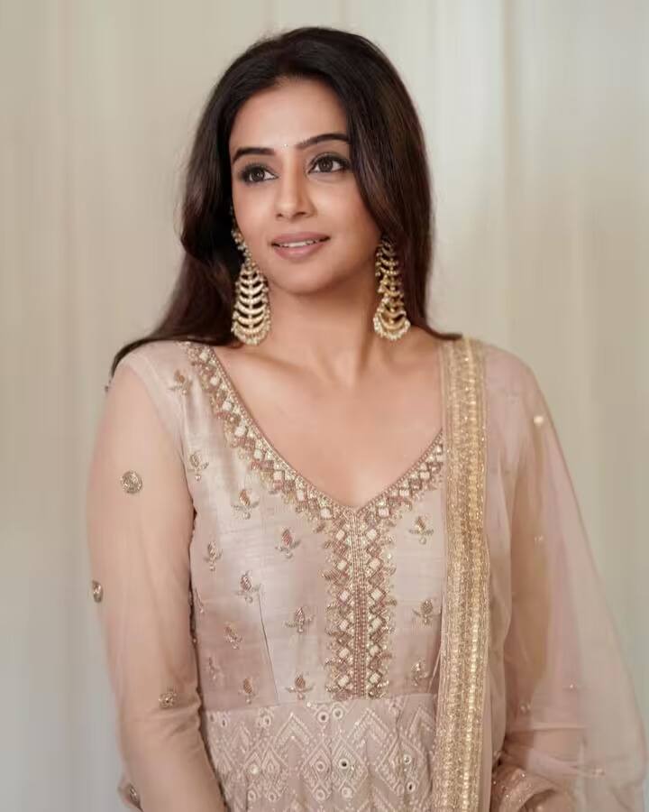 दरम्यान, सुप्रसिद्ध साऊथ अभिनेत्री प्रियामणीनं अलिकडेच विद्या बालन तिची चुलत बहीण असल्याचा खुलासा केला आहे. फिल्मफेअरला दिलेल्या मुलाखतीत प्रियामणीनं सांगितलं होतं की, ती आणि विद्या चुलत बहिणी आहेत.