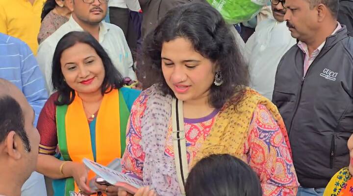 भाजपचे उमेदवार छत्रपती शिवेंद्रराजे भोसले यांची कन्या प्रचारासाठी पहिल्यांदाच मैदानात उतरली आहे.