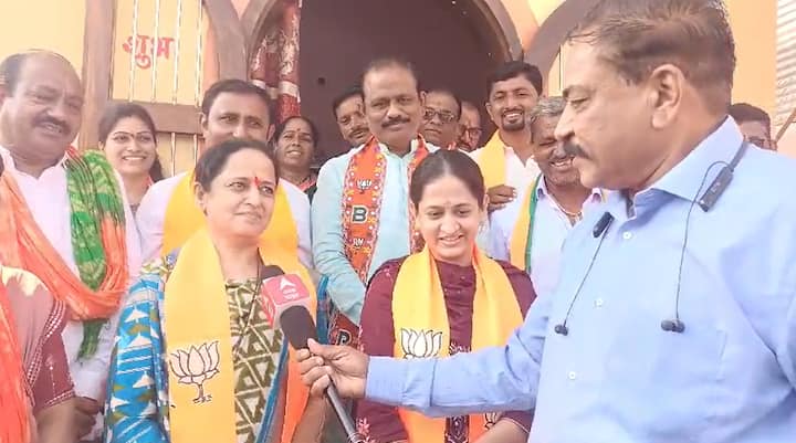 त्यामुळे त्यांच्या जामनेर मतदारसंघात त्यांच्या प्रचाराची धुरा त्यांच्या पत्नी साधना महाजन आणि कन्या प्रिया हिने सांभाळली आहे.