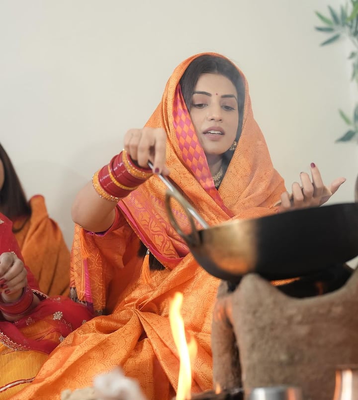 अक्षरा ने मां के साथ की ट्विनिंग, तो सोलह श्रृंगार कर रानी ने की छठी मैया की पूजा 4 इन तस्वीरों में अक्षरा सिंह अपनी मां के साथ मैचिंग साड़ी में नजर आई. दोनों की बॉन्डिंग फैंस का दिल जीत रही है. वहीं एक फोटो में वो त्योहार के लिए पकवान बनाती भी दिखी.