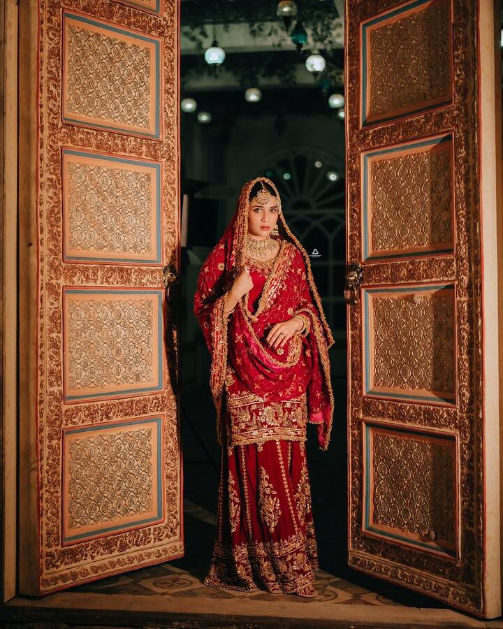 The Bigg Boss fame opted the heavy necklaces, a matha patti, a paasa and the traditional heavy kadas( bracelets), all in gold that matched the embroidery on her ethnic suit.