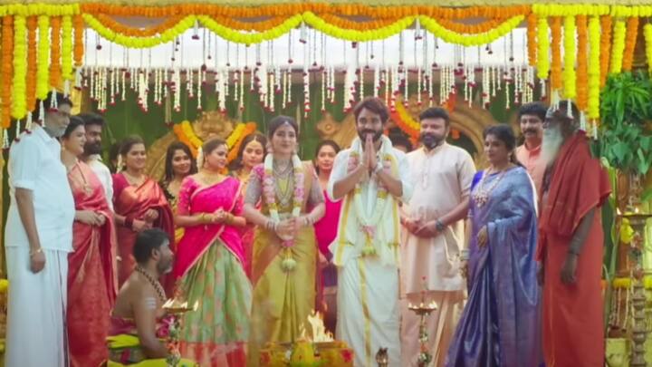 நடிகர் நியாஸ் நாயகனாகவும், ஸ்வாதி கோண்டே நாயகியாகவும் நடித்து வருகின்றனர். மூன்று முடிச்சு தொடர் ஒளிபரப்பாகத் தொடங்கிய இரண்டாவது வாரத்திலேயே டிஆர்பி பட்டியலில் முதல் 5 இடங்களில் ஒன்றாக இடம்பிடித்தது. டி. ஆர்.பி. பட்டியலில் இரண்டாவது இடத்திற்கு வந்துள்ளது.   மூன்று முடிச்சு - 9.75