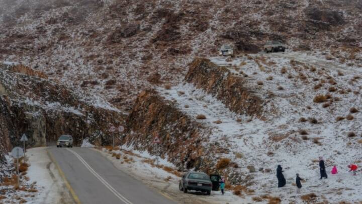 স্থানীয় সংবাদমাধ্যম সূত্রে খবর, সম্প্রতি ওই অঞ্চলে ভারী বৃষ্টিপাত ঘটে। সঙ্গে শিলাবৃষ্টিও হয়। এর পর হাড়কাঁপানো ঠান্ডা নেমে আসে। রুক্ষ অঞ্চলে তুষারপাত ঘটে।