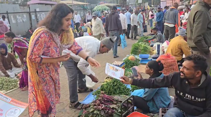 दुसरीकडे साताऱ्यात भाजपचे उमेदवार छत्रपती शिवेंद्रराजे भोसले यांची कन्या देखील प्रचारासाठी पहिल्यांदाच मैदानात उतरली आहे.