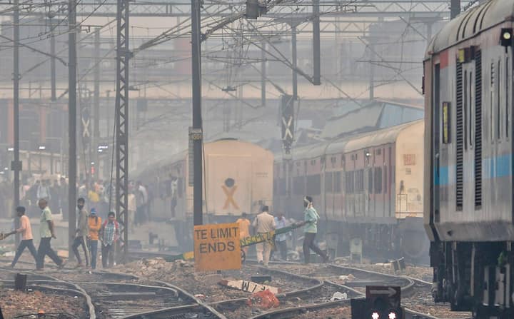 मौसम विभाग ने आज यानी गुरुवार को सुबह और रात के समय हल्का कोहरा और दिन में आसमान साफ रहने का अनुमान जताया है. वहीं अधिकतम तापमान 33 डिग्री और न्यूनतम तापमान 17 डिग्री सेल्सियस रहने की उम्मीद है.