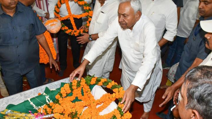 Bihar Chief Minister Nitish Kumar pays last respects to the mortal remains of folk singer Sharda Sinha, in Patna on Wednesday. Kumar had directed the Patna district magistrate to make necessary arrangements for Sinha's cremation. (Photo: PTI)