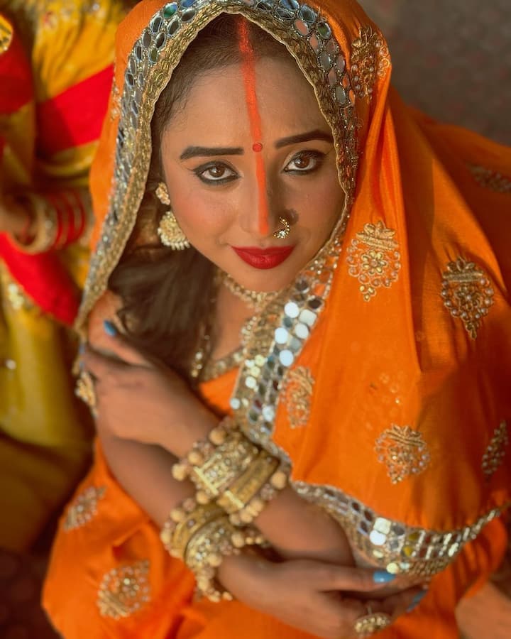 अक्षरा ने मां के साथ की ट्विनिंग, तो सोलह श्रृंगार कर रानी ने की छठी मैया की पूजा 2 रानी चटर्जी ने इस पर्व के लिए ऑरेंज कलर की साड़ी पहनी थी. एक्ट्रेस ने अपना लुक गोल्ड ज्वेलरी और मांग में सिंदूर भरकर पूरा किया है. तस्वीरें शेयर कर उन्होंने फैंस को त्योहार की बधाई भी दी.