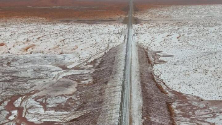 আকাবা উপসাগর থেকে ওই অঞ্চলের দূরত্ব ৫০ কিলোমিটার। তুষারপাতের সাক্ষী হতে বহু মানুষ সেখানে ভিড় করেছেন। তবে সৌদি আরবের উত্তরের পার্বত্য অঞ্চলে তুষারপাত নতুন ঘটনা নয়। তবে মরুভূমিতে তুষারপাতের ঘটনায় জলবায়ু পরিবর্তন নিয়ে অশনি সঙ্কেতও দেখছেন অনেকে।