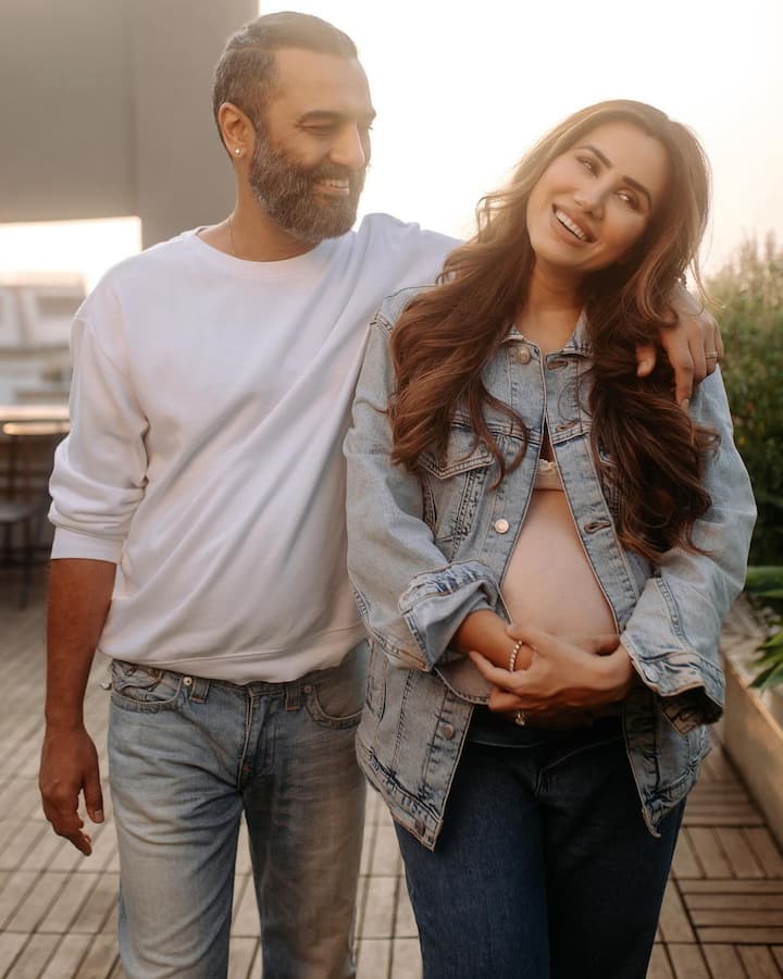 जैकेट के बटन खोल सोनाली ने बेबाकी से फ्लॉन्ट किया बेबी बंप, तस्वीरें वायरल 4 सोनाली इन फोटोज में बहुत ही क्यूट लुक में नजर आई. उन्होंने ब्रालेट के साथ डेनिम जैकेट कैरी की है.